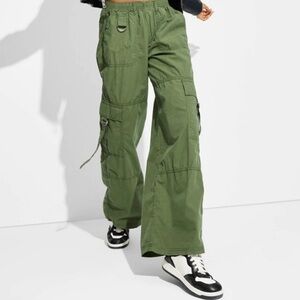 NWT WILD FABLE wide cargo pants Women’s green Baggy Paratrooper Sz S ✨